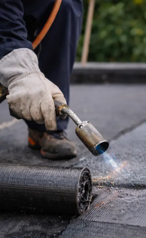 Dakdekker Almere brandt bitumen dakbedekking op plat dak voor duurzame waterdichting