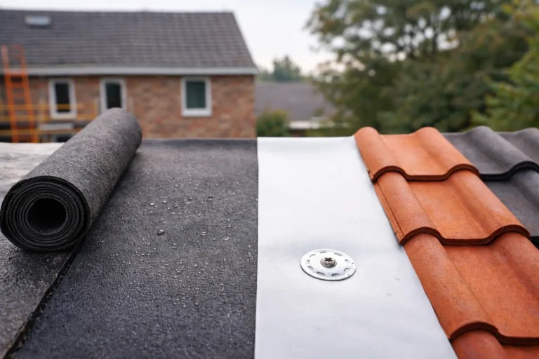 Dakdekkers vergelijken bitumen EPDM PVC en dakpannen op levensduur prijs en garantie voor verschillende soorten daken